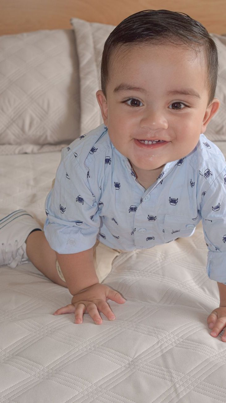 Wie man eine bequeme Alltagsgarderobe für Ihren Babyjungen aufbaut