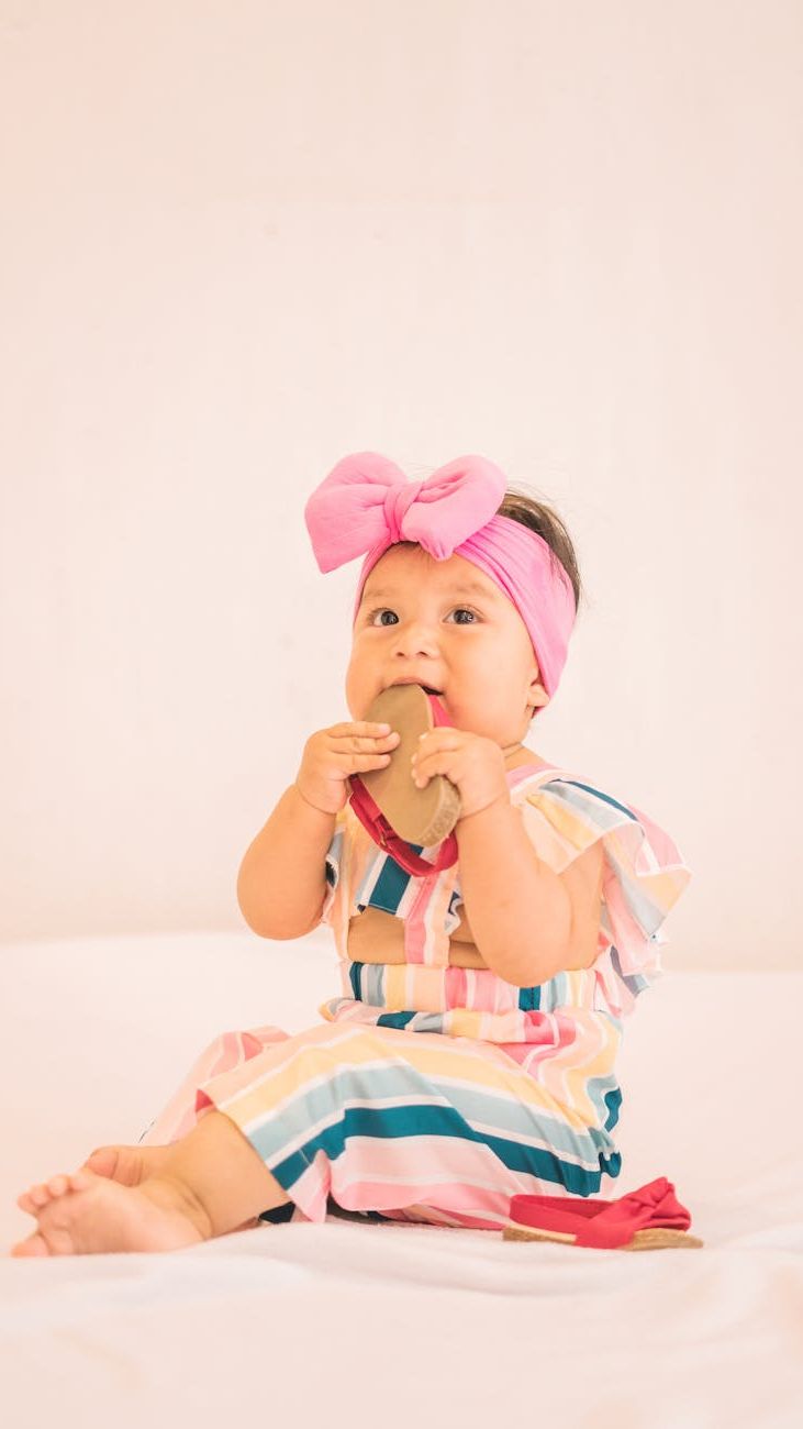 Baby Girl Headbands: Sådan Vælger Du Et Tilbehør, Der Bliver Hvor Det Skal Under Gåture