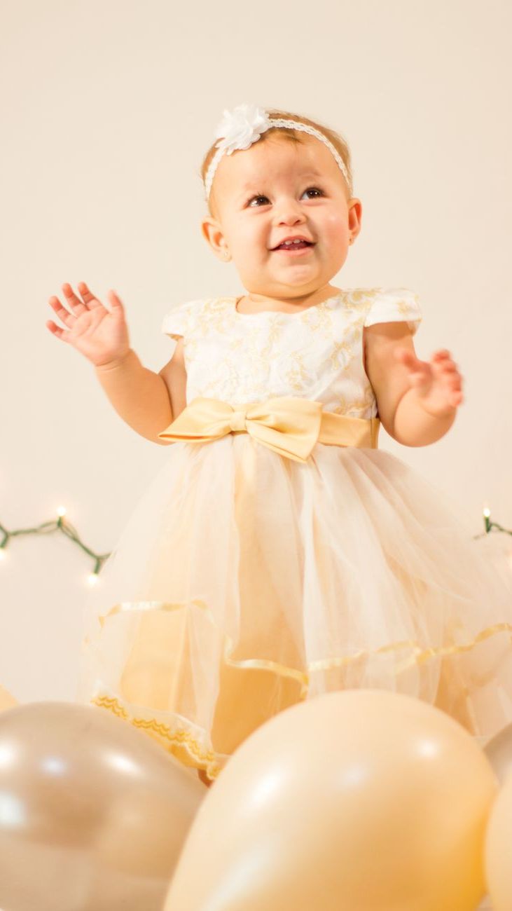 Sådan Vælger du Det Første Særlige Lejlighedsoutfit til en Baby Pige Under Et År