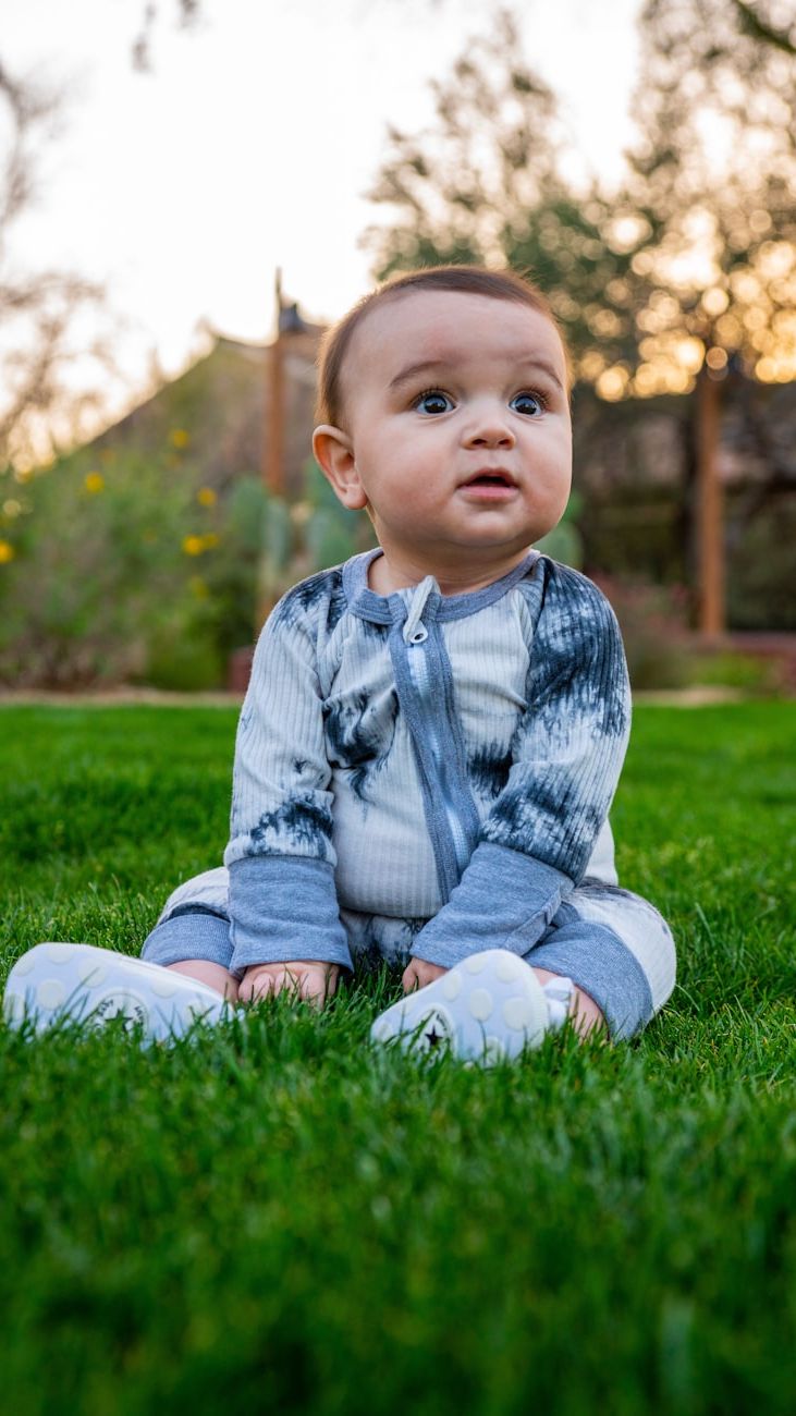 Kleidung für Erste Schritte: Wie man Bequeme Outfits für Baby-Jungen auswählt