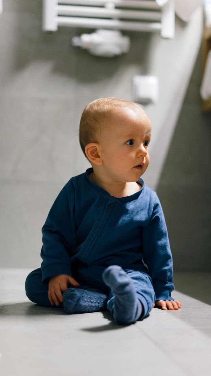 Kleidung ohne Knöpfe oder komplizierte Verschlüsse: Wie man eine bequeme Garderobe für Ihr Baby zusammenstellt