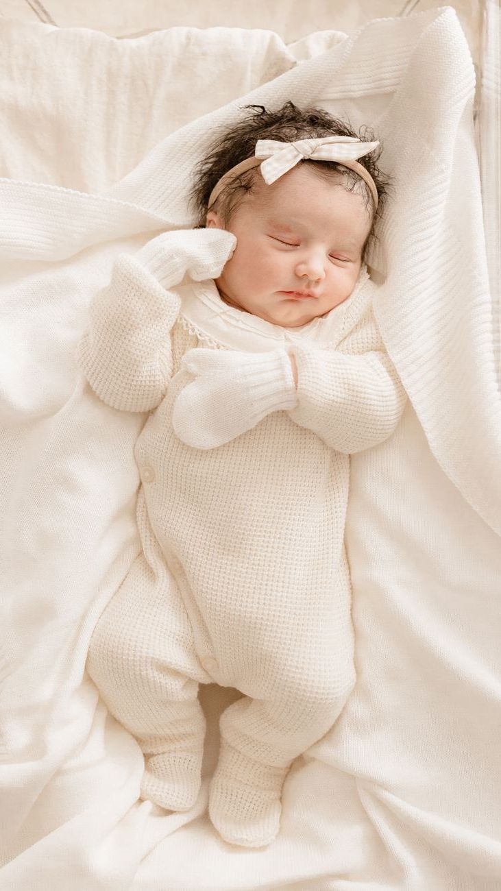 Første tilbehør til en baby-pige: Hvad man skal vælge til din lille én