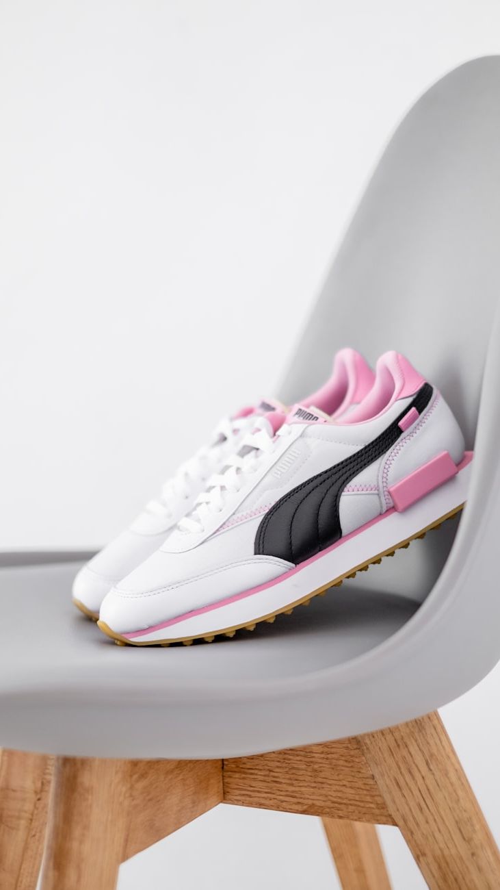 Zurück zur Schule: Mädchen-Sportschuhe, die zu allem passen