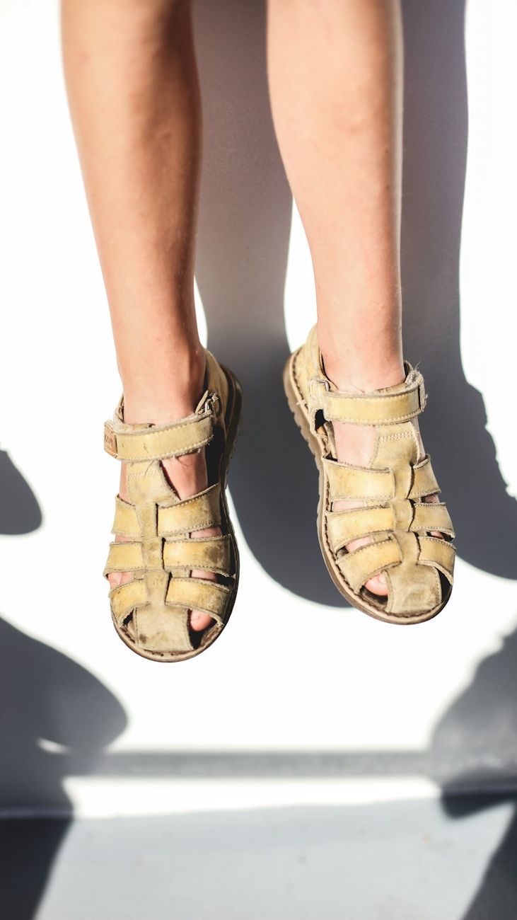 Sandalias Cerradas vs. Sandalias Abiertas: ¿Cuál es más cómodo para una chica activa?