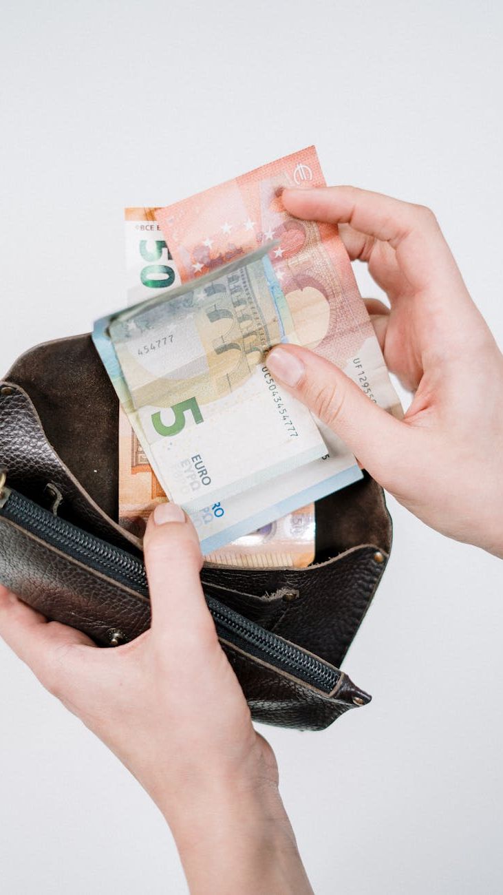 Wie eine Brieftasche den Stil einer Frau widerspiegelt: Tipps von Stylisten