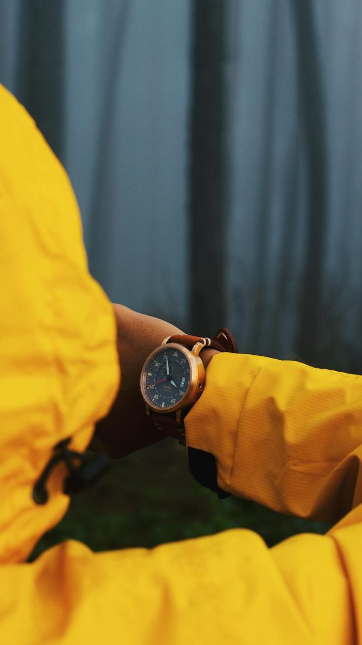 So wählst du eine erste seriöse Uhr für Jungen aus: Tipps von Stylisten