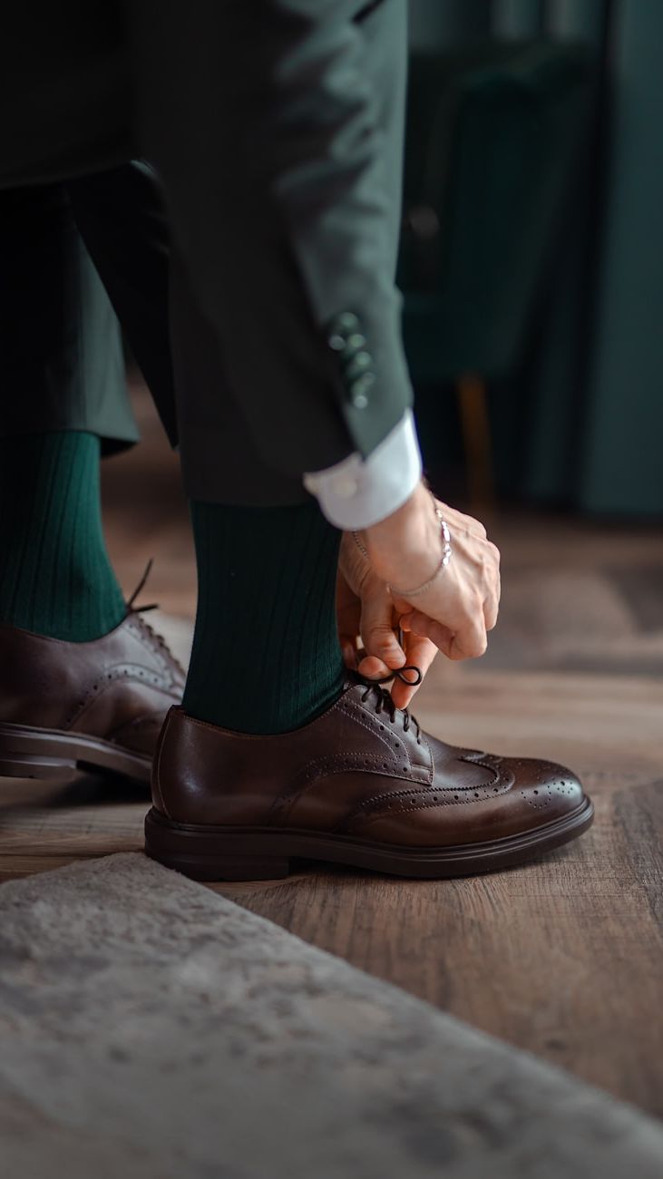 Wie man Socken perfekt mit Schuhen und einem Anzug kombiniert: Styling-Tipps