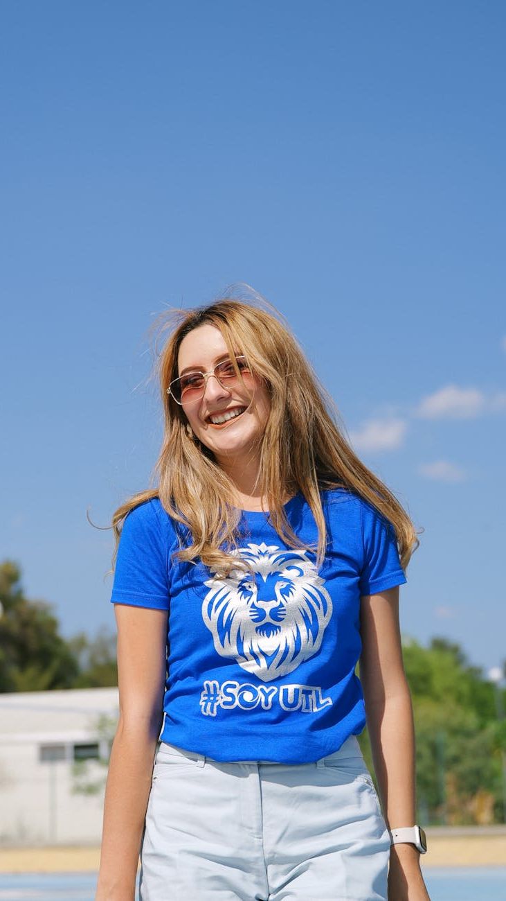 Camisetas con Logotipo: ¿Tendencia o Anti-Tendencia en la Moda Femenina