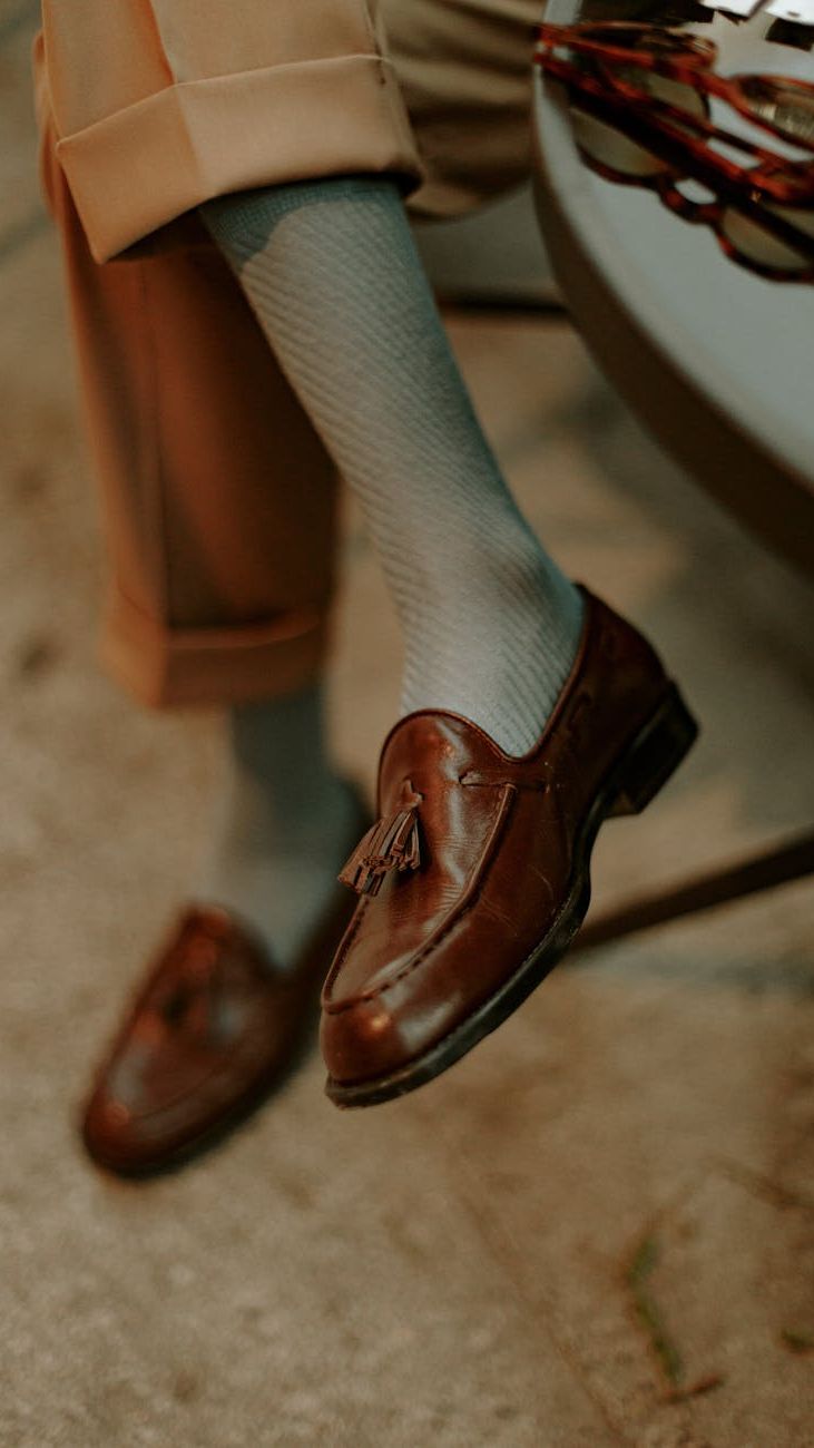 Dominando o Look: Como Estilizar Mocassins para Qualquer Ocasião