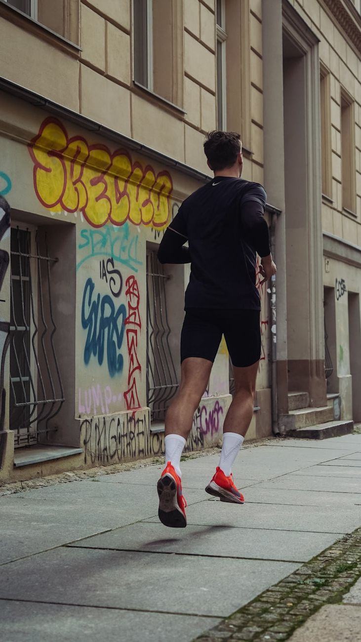 Laufen, Gehen, Erobern: Vielseitige Sportschuhe für Herren