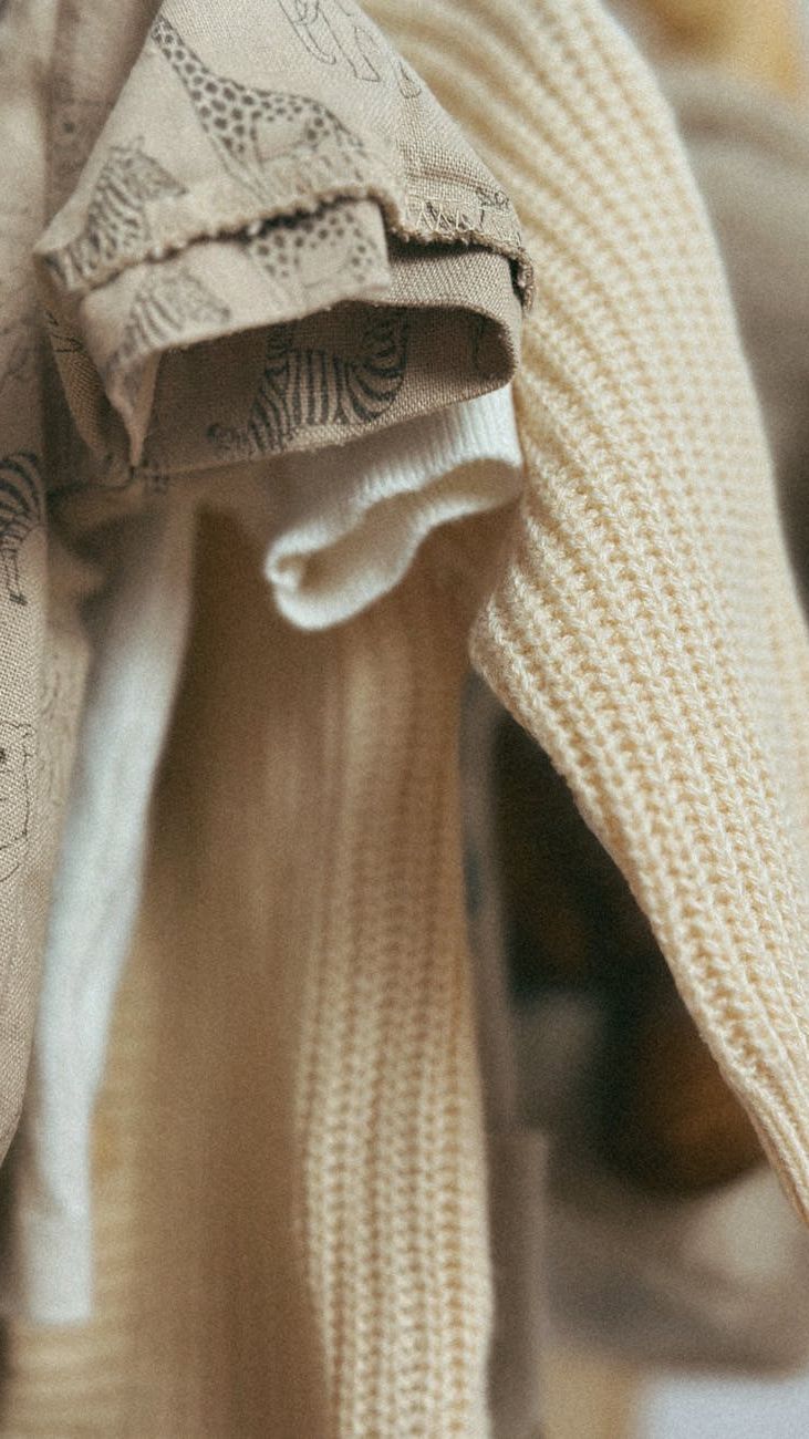 Weiche Stoffe und bequeme Passformen: Was bei Babykleidung wichtig ist