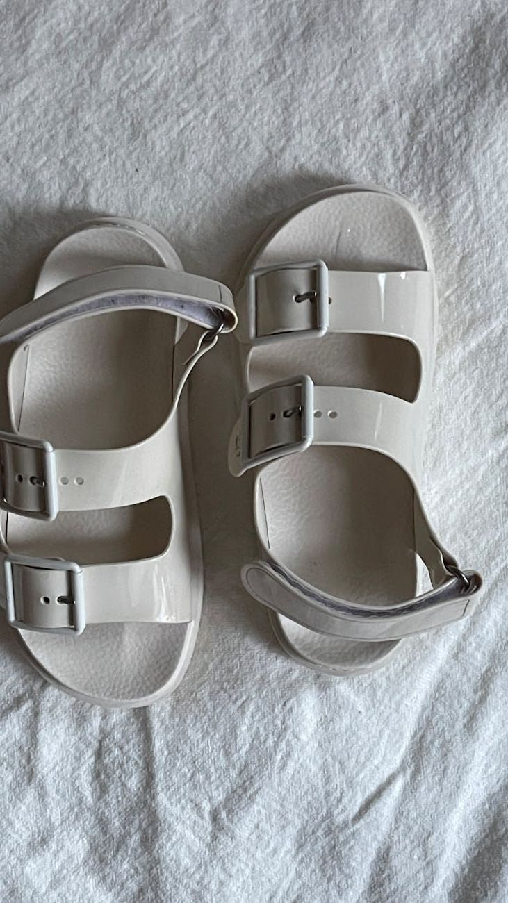 Stil & Komfort: Die besten Sandalenmodelle für junge Modefans